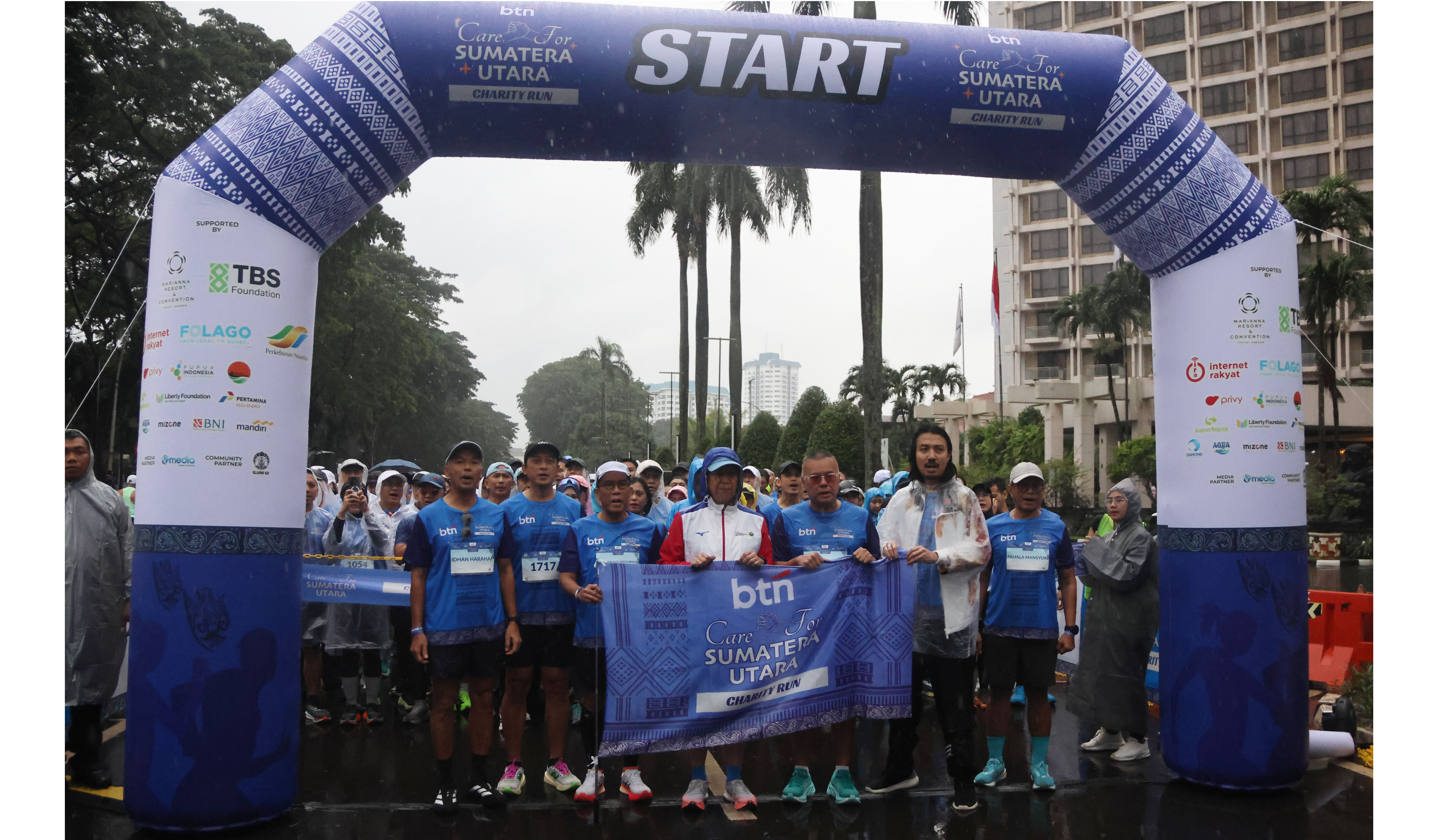Peserta saat mengikuti Care for Sumut Charity Run. (Agus Priatna/SinPo.id)