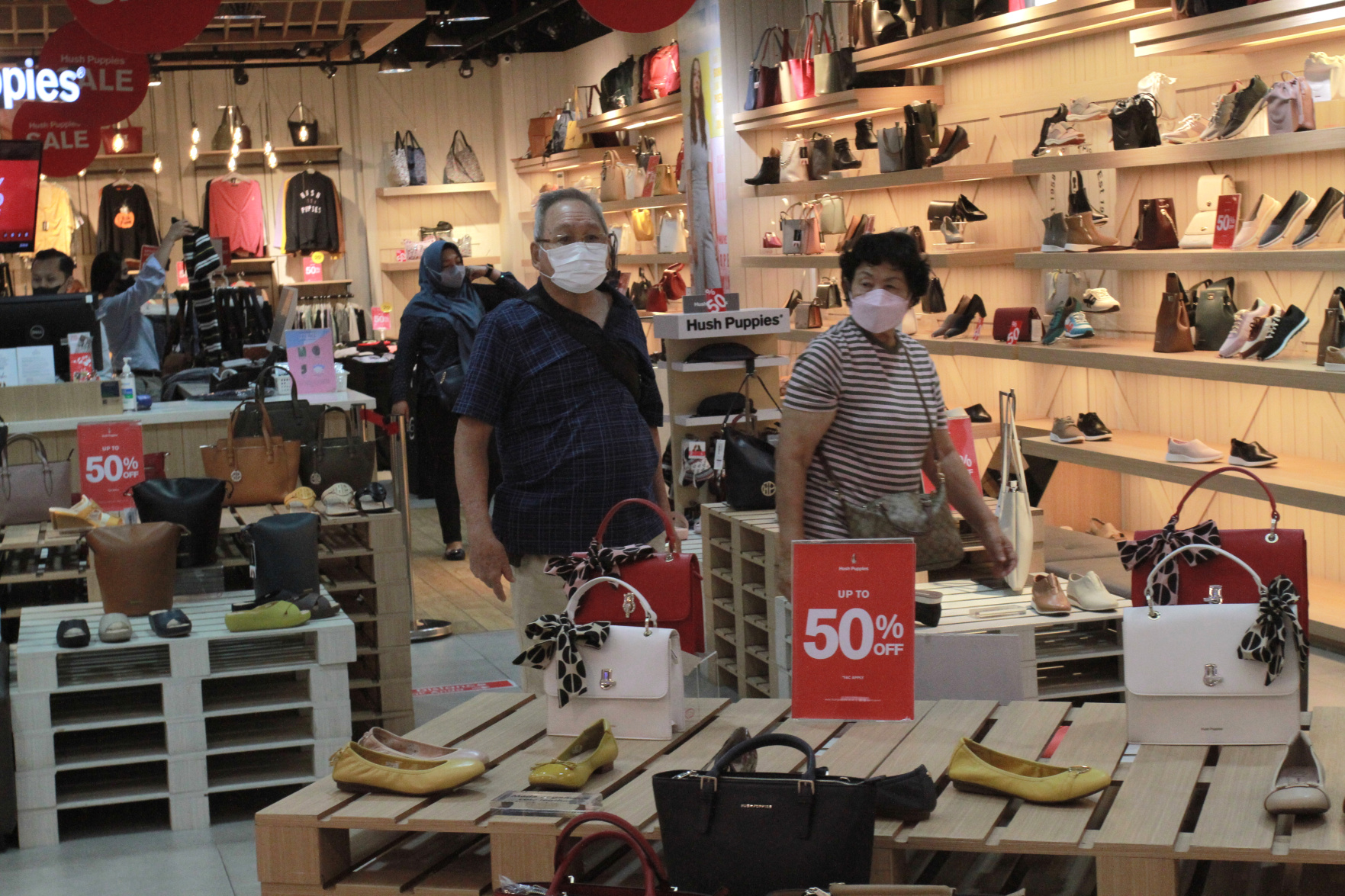 Para pengunjung sedang belanja ppesta diskon menyambut Natal dan Tahun Baru di mall Kuningan City (Ashar/SinPo.id)