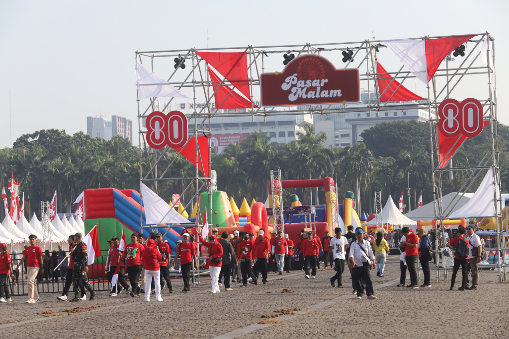 Warga sedang menikmati pesta rakyat sambut HUT ke-80 RI di Monas (Ashar/SinPo.id)