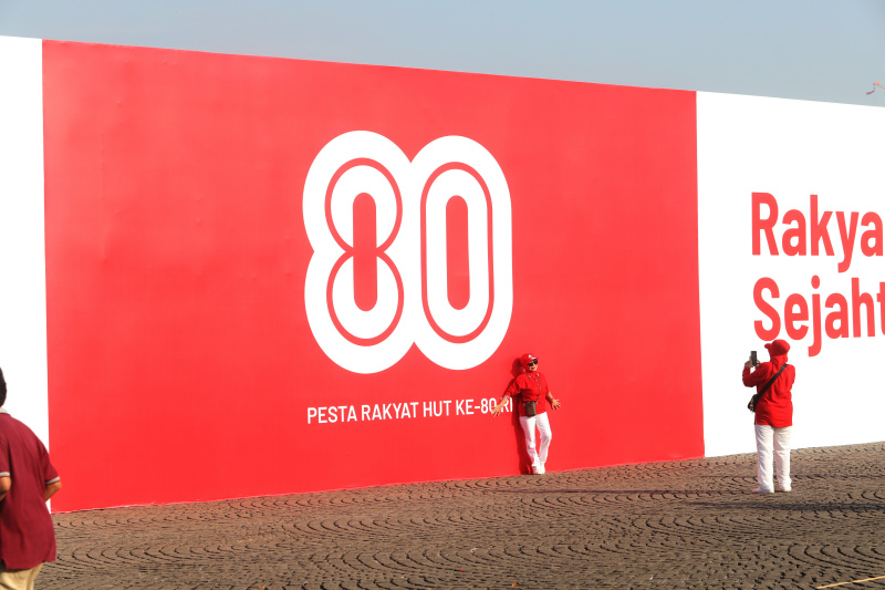 Warga sedang menikmati pesta rakyat sambut HUT ke-80 RI di Monas (Ashar/SinPo.id)