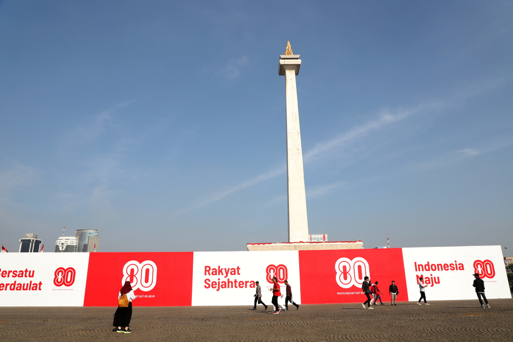 Warga sedang menikmati pesta rakyat sambut HUT ke-80 RI di Monas (Ashar/SinPo.id)