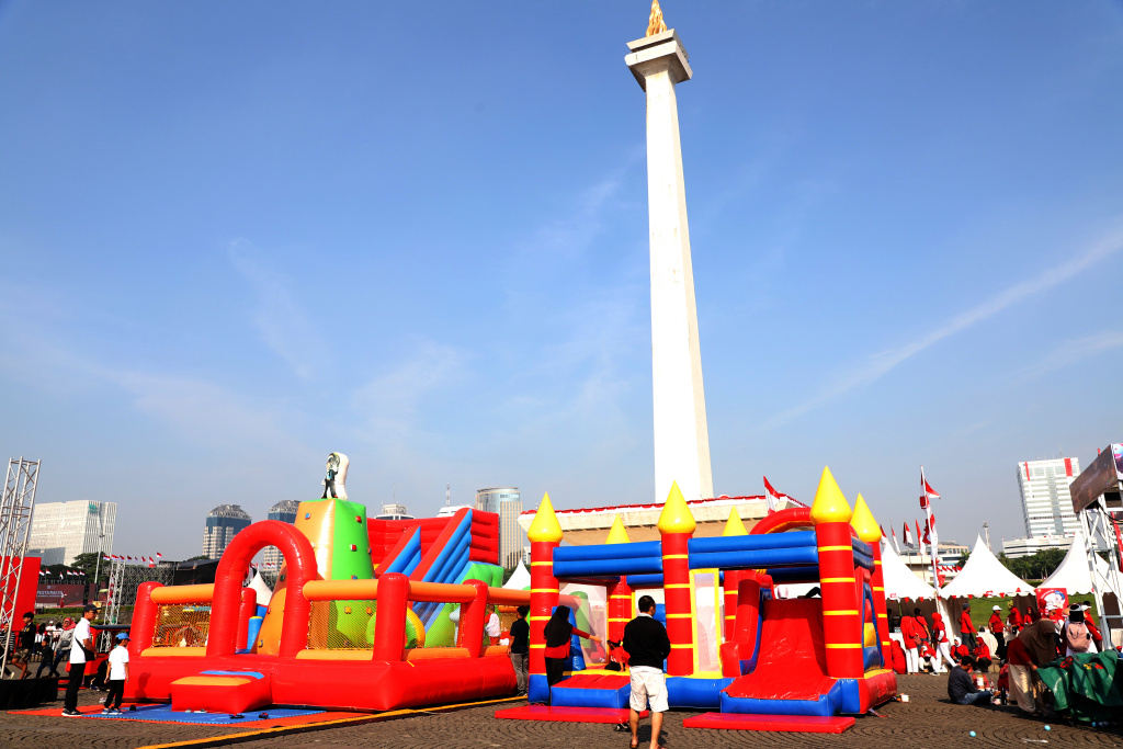 Warga sedang menikmati pesta rakyat sambut HUT ke-80 RI di Monas (Ashar/SinPo.id)