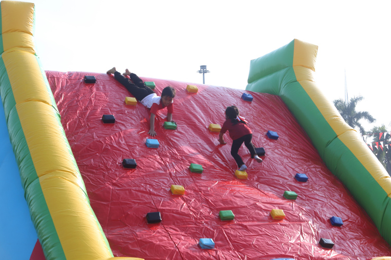 Warga sedang menikmati pesta rakyat sambut HUT ke-80 RI di Monas (Ashar/SinPo.id)