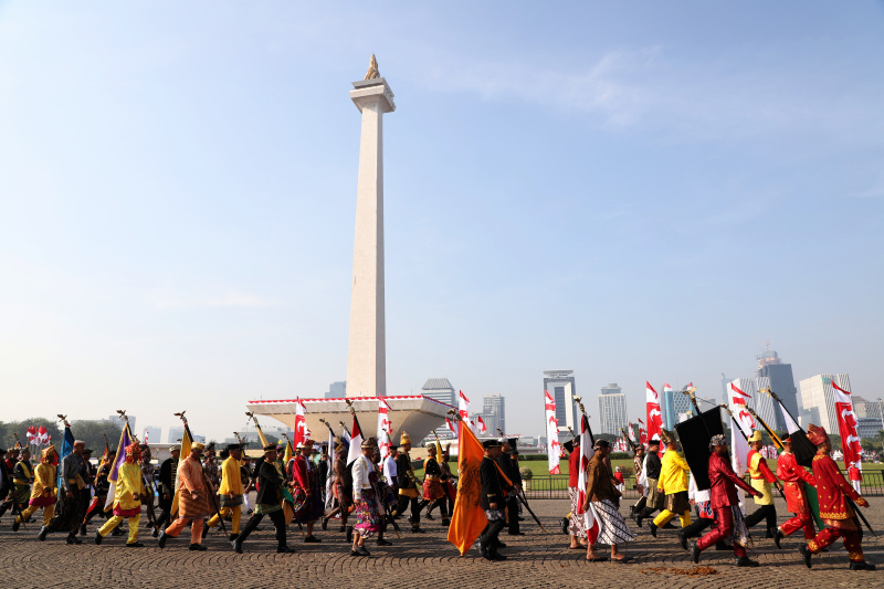 Warga sedang menikmati pesta rakyat sambut HUT ke-80 RI di Monas (Ashar/SinPo.id)