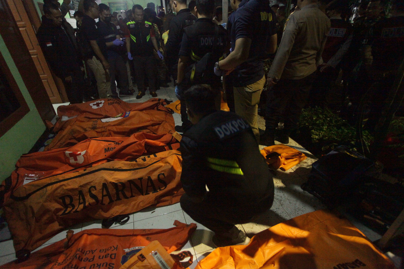 Petugas Damkar dibantu TNI dan Polri mengevakuasi jenazah kebakaran pertamina plumpang (Ashar/SinPo.id)