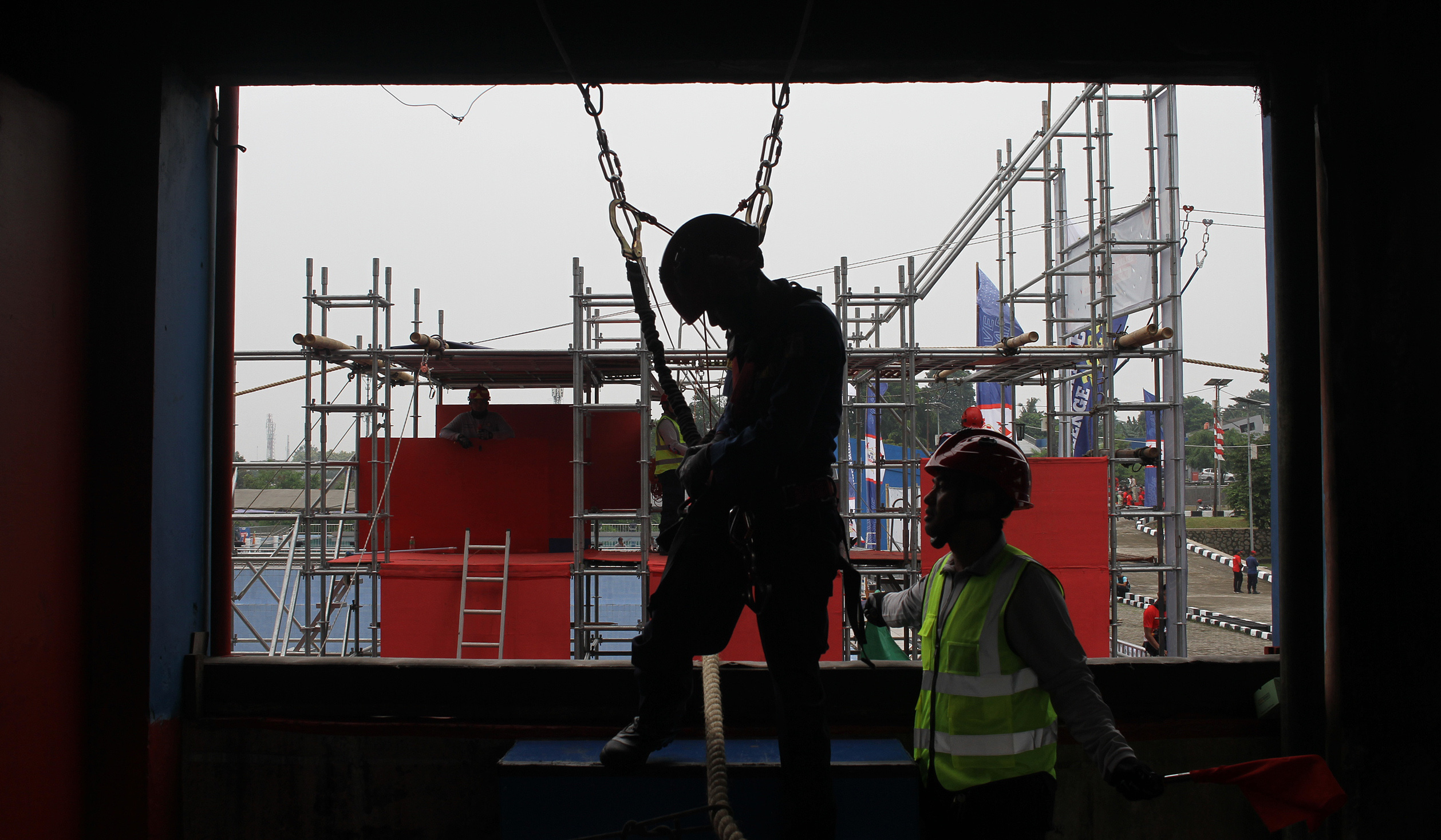 Petugas damkar mengikuti JFFC 2025. (Agus Priatna/SinPo.id)