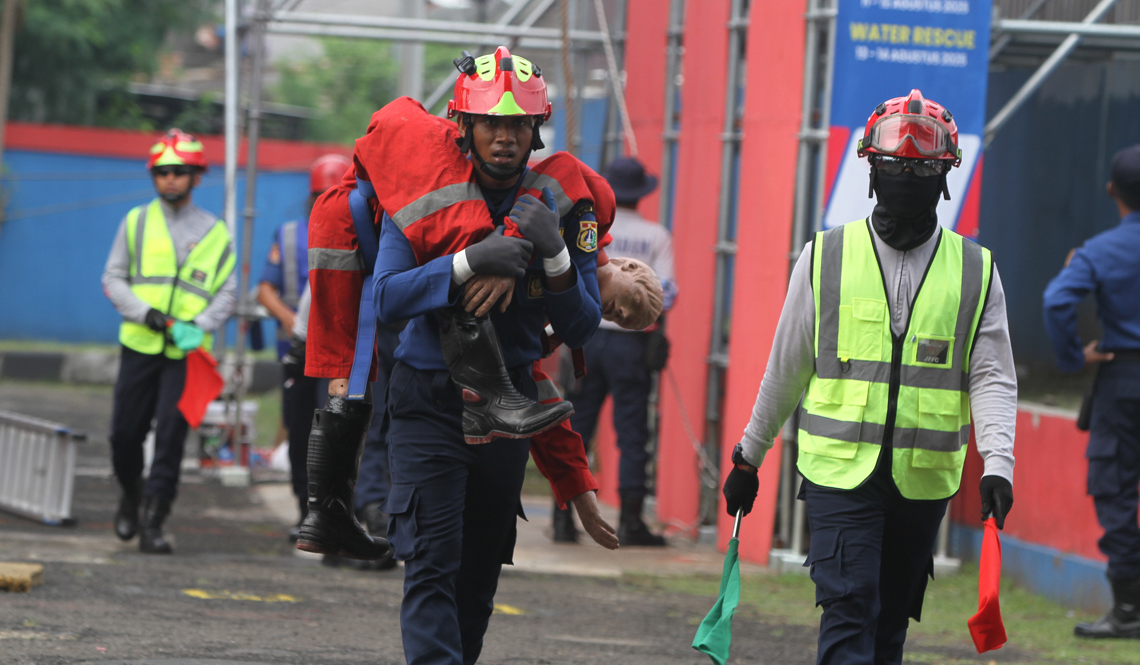 Petugas damkar mengikuti JFFC 2025. (Agus Priatna/SinPo.id)