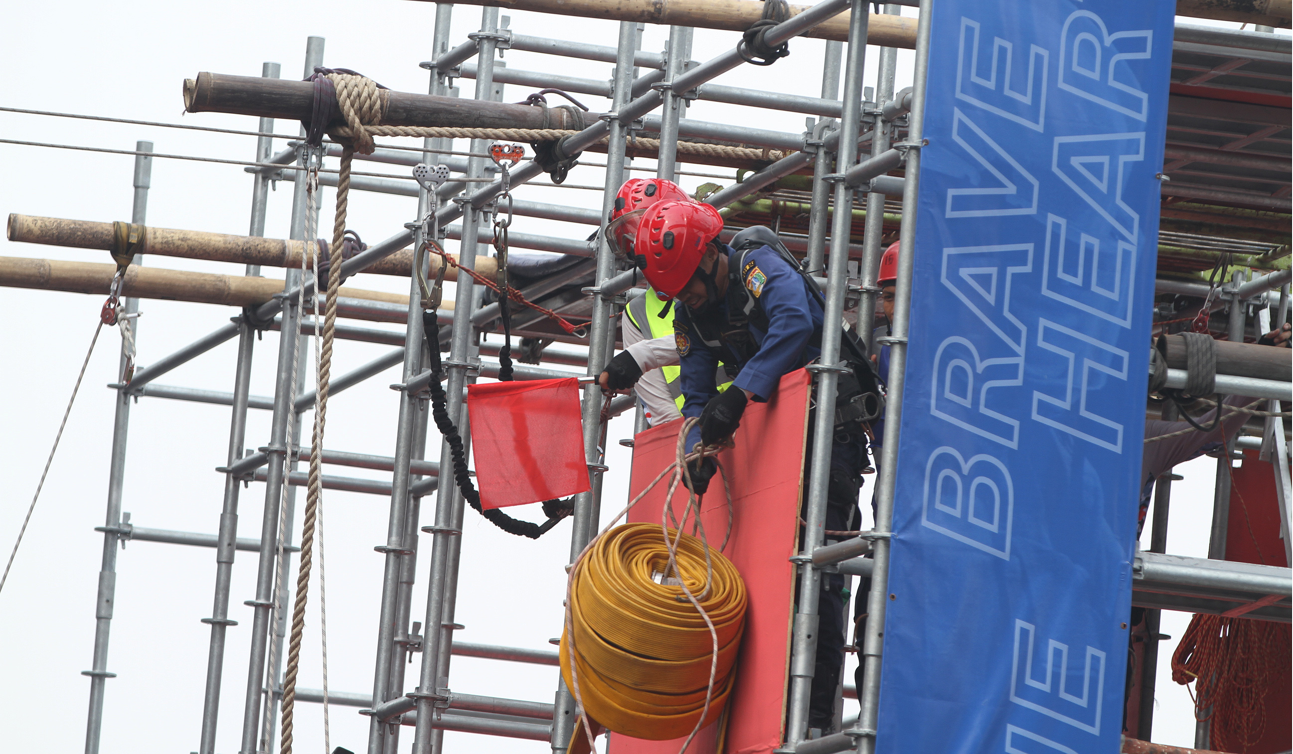 Petugas damkar mengikuti JFFC 2025. (Agus Priatna/SinPo.id)