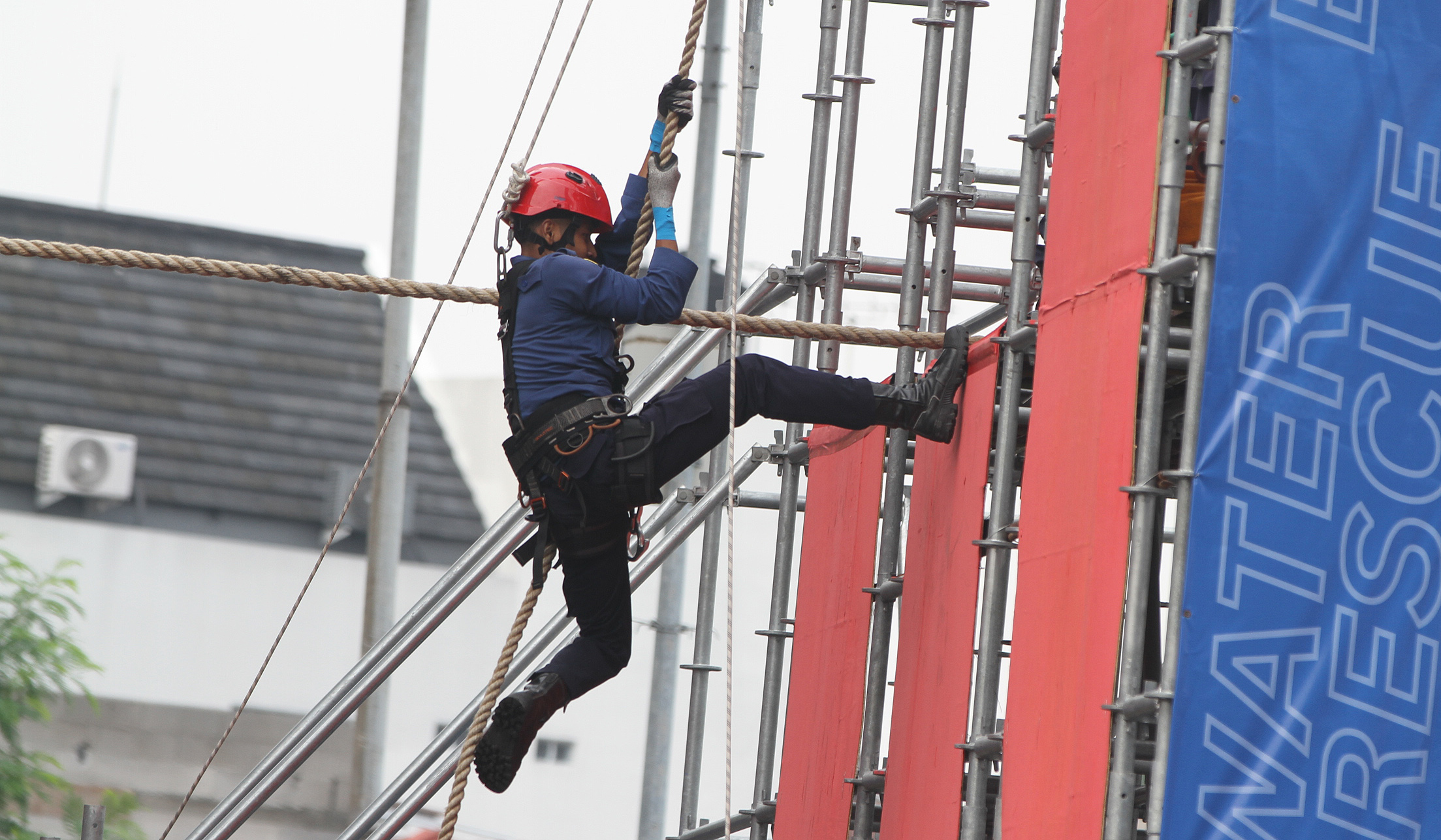 Petugas damkar mengikuti JFFC 2025. (Agus Priatna/SinPo.id)