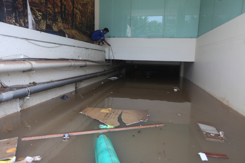 Petugas Dinas Sumber Daya Air (SDA) sedang melakukan penyedotan sisa banjir di basement gedung kemang (Ashar/SinPo.id)SinPo.id)