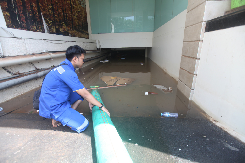 Petugas Dinas Sumber Daya Air (SDA) sedang melakukan penyedotan sisa banjir di basement gedung kemang (Ashar/SinPo.id)SinPo.id)