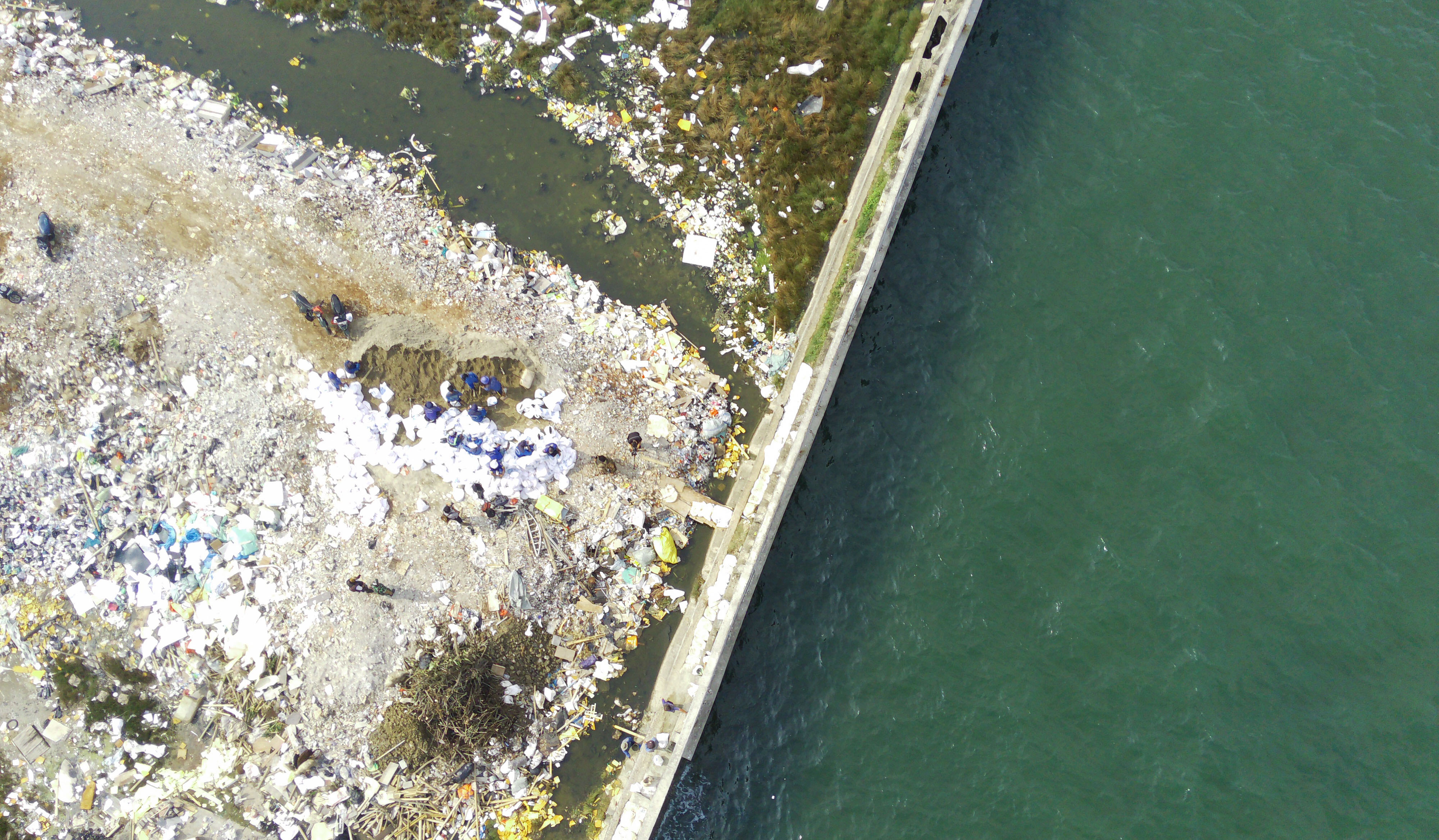 Perbaikan tanggul muara baru. (Agus Priatna/SinPo.id)