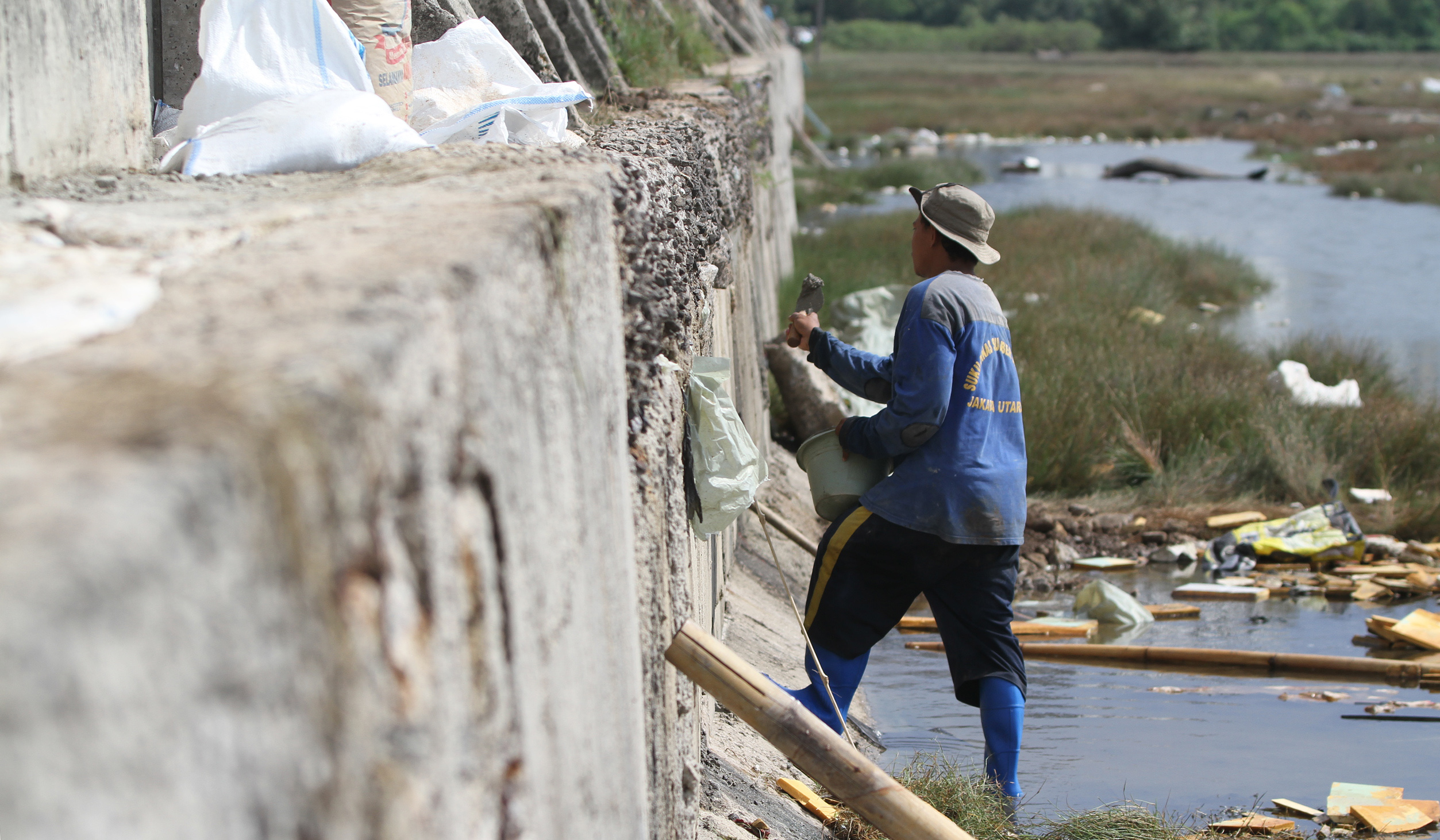 Perbaikan tanggul muara baru. (Agus Priatna/SinPo.id)