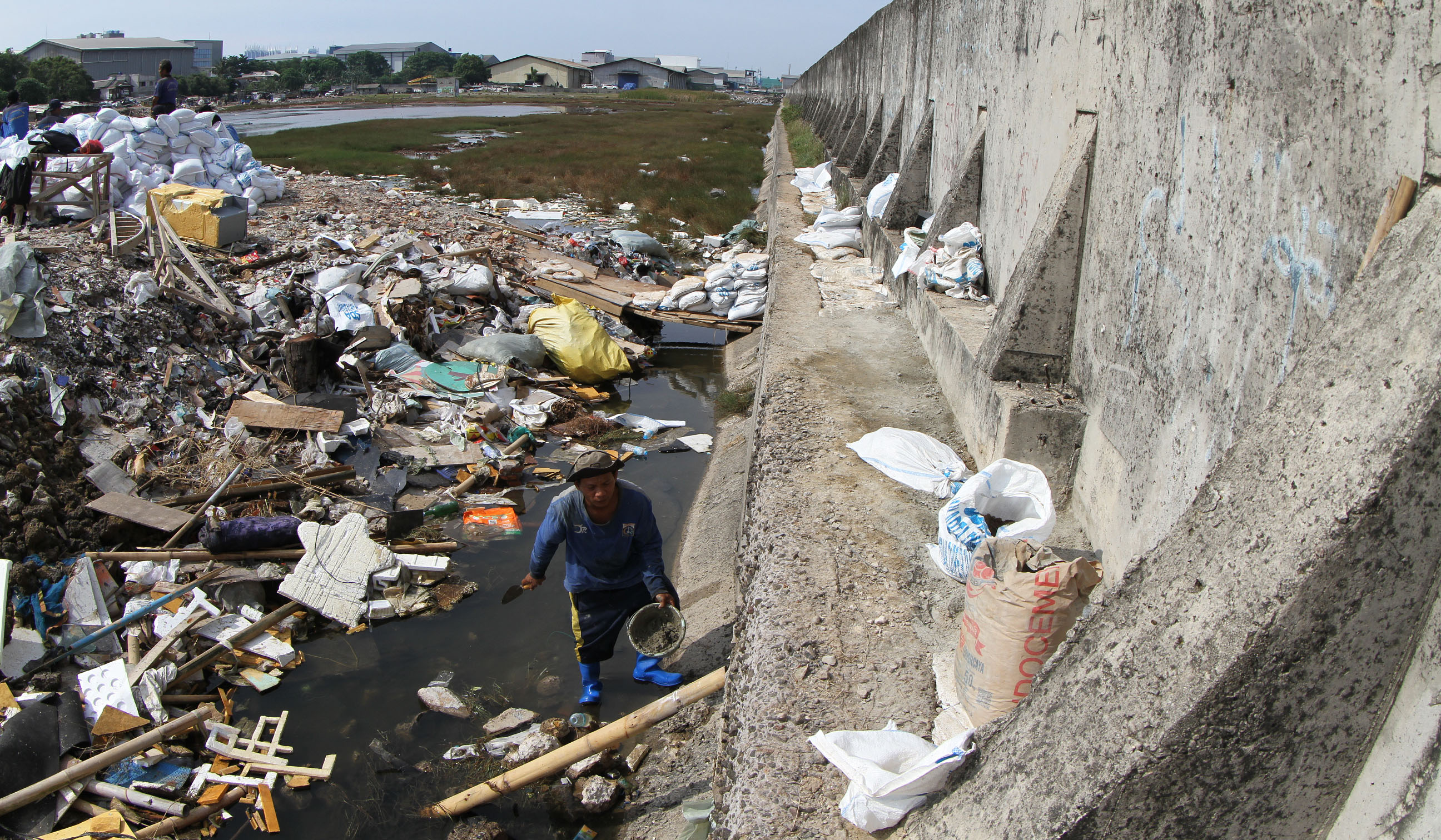 Perbaikan tanggul muara baru. (Agus Priatna/SinPo.id)