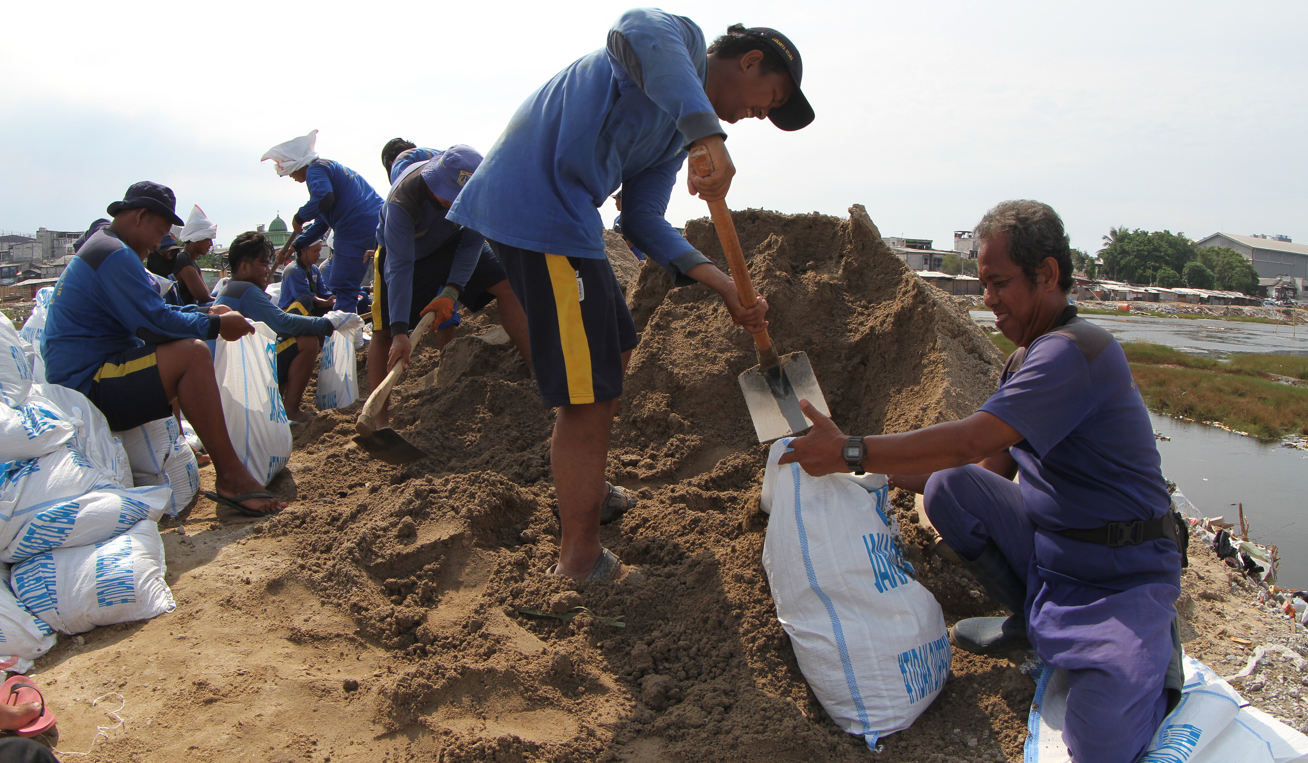 Perbaikan tanggul muara baru. (Agus Priatna/SinPo.id)