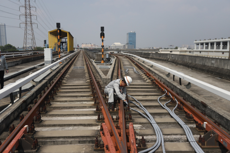 Petugas sedang melakukan pengecekan jalur rel LRT di Depo LRT Pegangsaan (Ashar/SinPo.id)