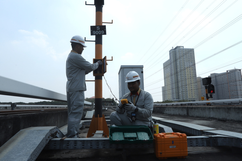 Petugas sedang melakukan pengecekan jalur rel LRT di Depo LRT Pegangsaan (Ashar/SinPo.id)