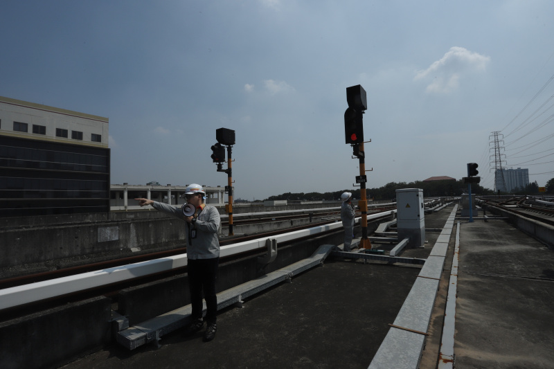 Petugas sedang melakukan pengecekan jalur rel LRT di Depo LRT Pegangsaan (Ashar/SinPo.id)