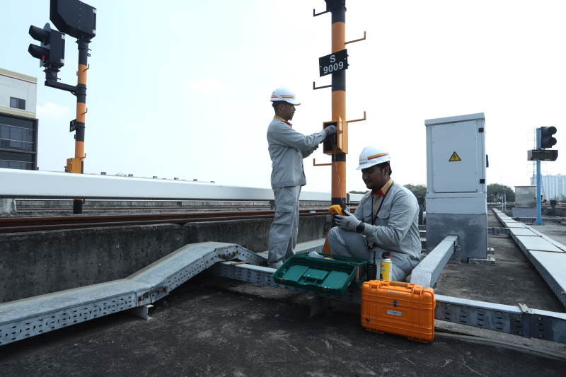 Petugas sedang melakukan pengecekan jalur rel LRT di Depo LRT Pegangsaan (Ashar/SinPo.id)