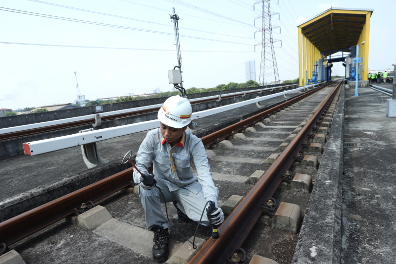 Petugas sedang melakukan pengecekan jalur rel LRT di Depo LRT Pegangsaan (Ashar/SinPo.id)