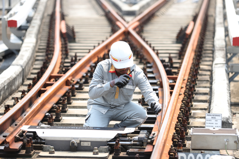 Petugas sedang melakukan pengecekan jalur rel LRT di Depo LRT Pegangsaan (Ashar/SinPo.id)