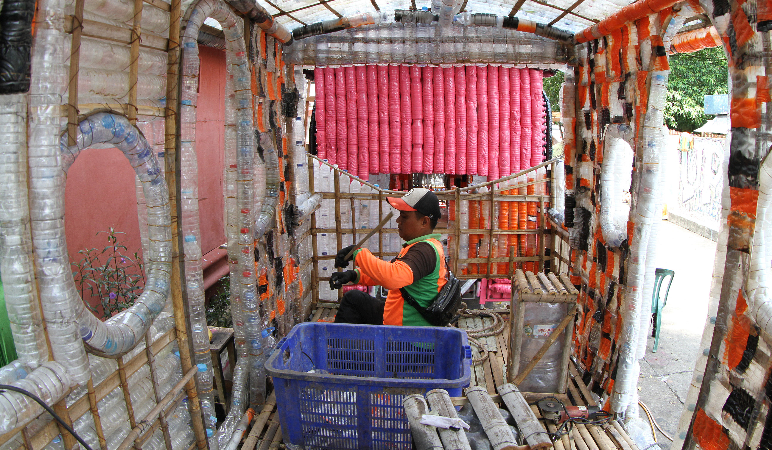 Pembuatan perahu dari botol plastik. (Agus Priatna/SinPo.id)