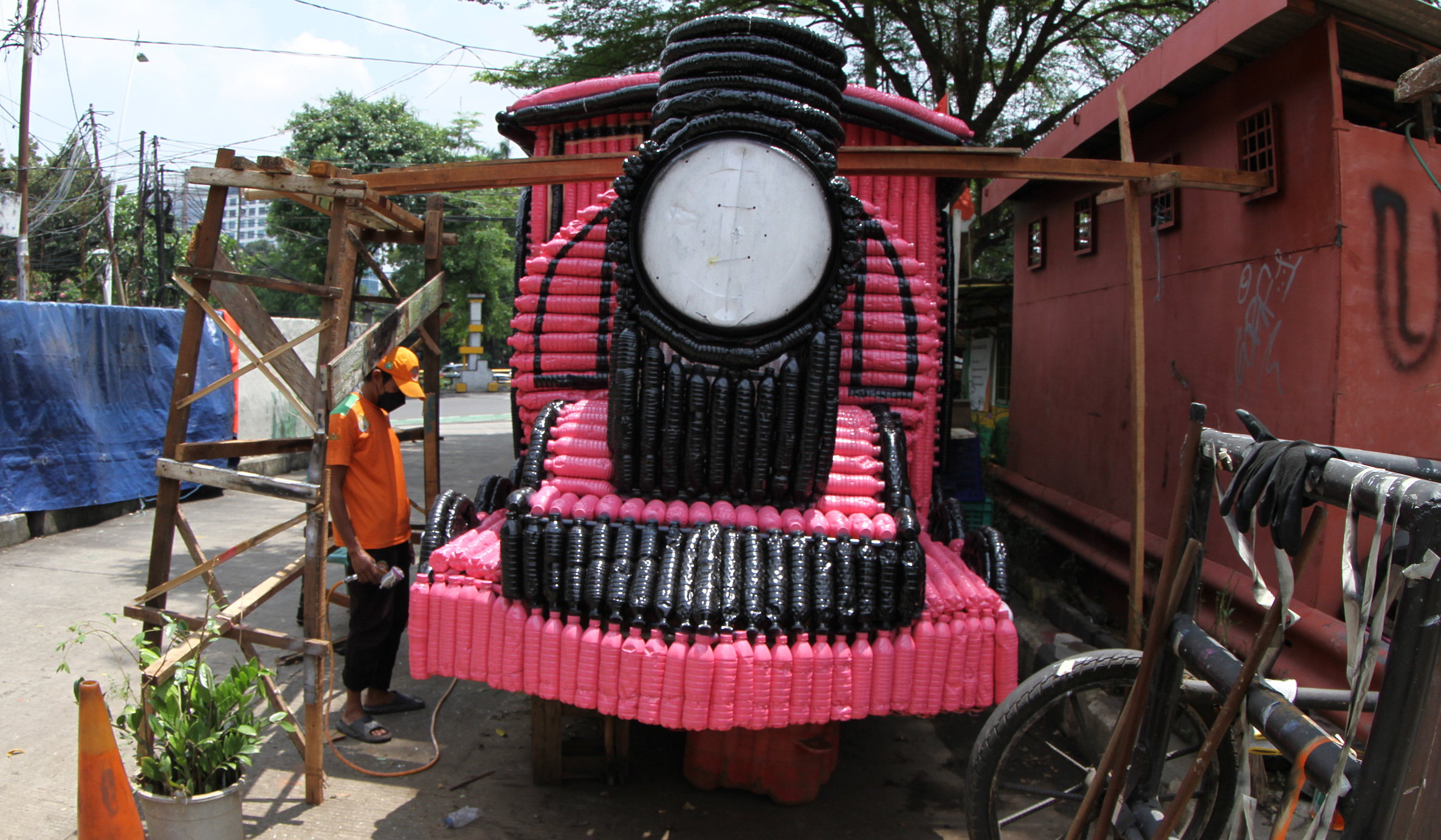 Pembuatan perahu dari botol plastik. (Agus Priatna/SinPo.id)