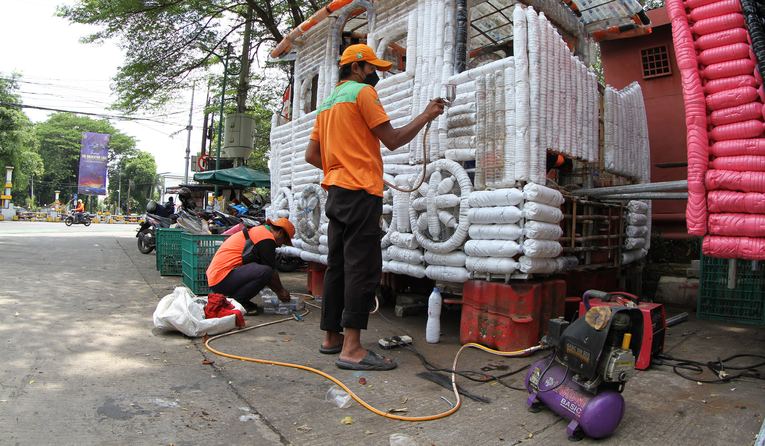 Pembuatan perahu dari botol plastik. (Agus Priatna/SinPo.id)