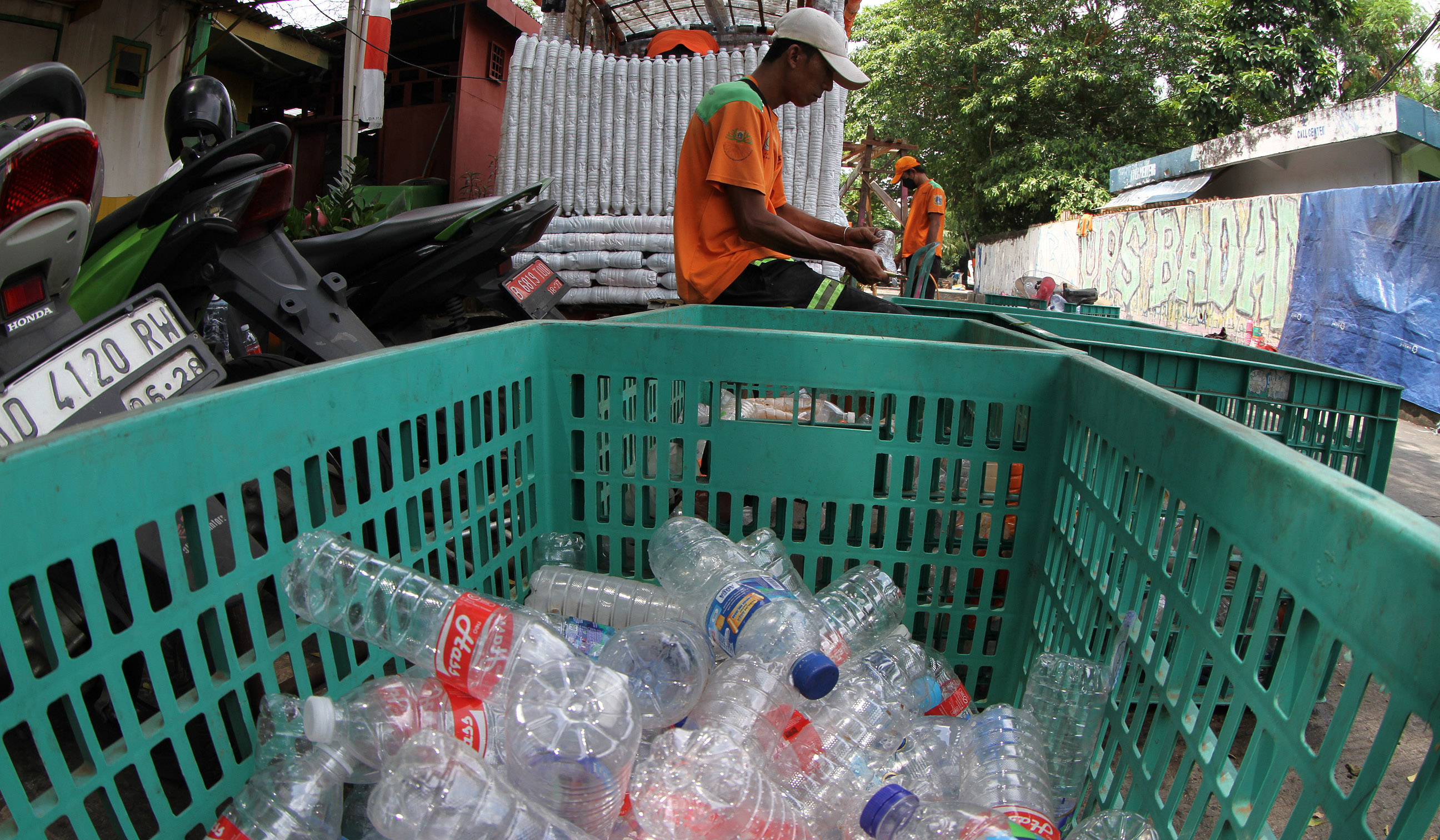 Pembuatan perahu dari botol plastik. (Agus Priatna/SinPo.id)