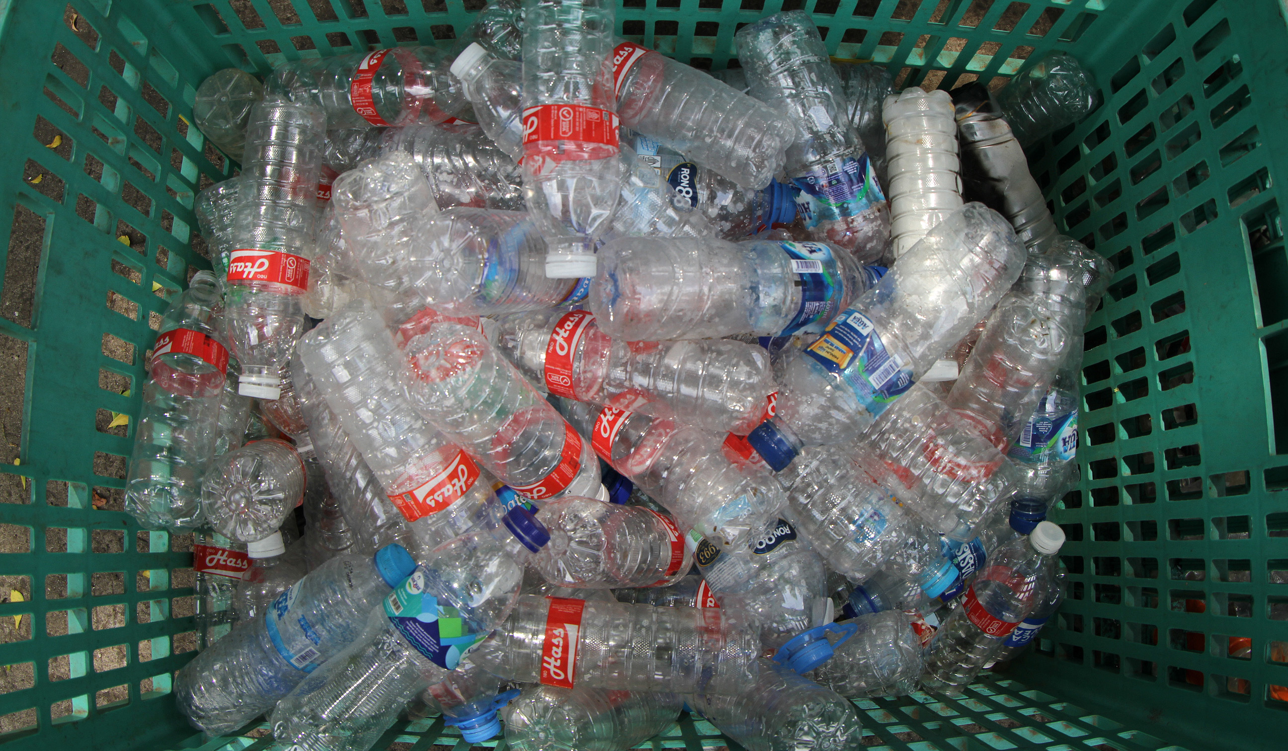 Pembuatan perahu dari botol plastik. (Agus Priatna/SinPo.id)