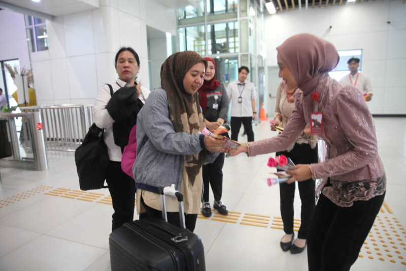 Petugas Kereta Cepat Whoosh sedang membagikan bunga untuk para penumpang whoosh dalam memperingati Hari Kartini (Ashar/SinPo.id)