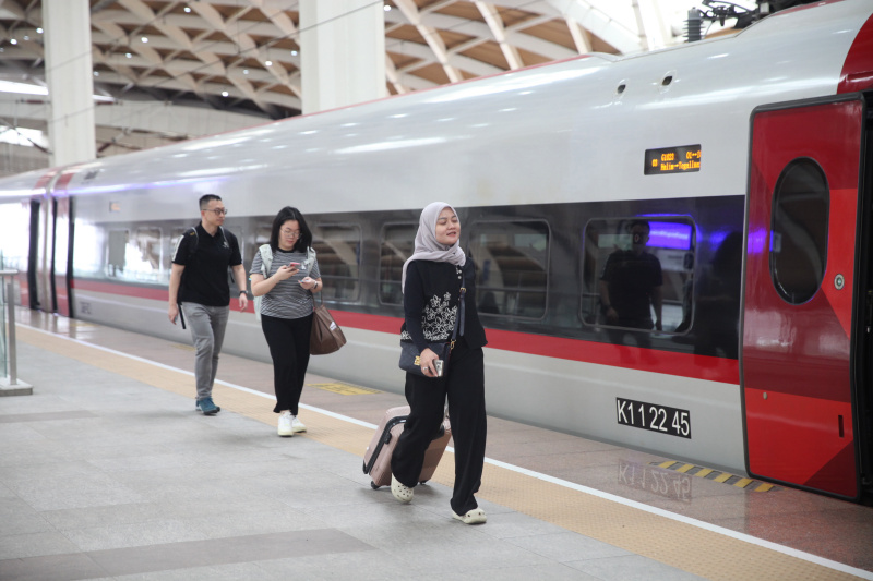 Petugas Kereta Cepat Whoosh sedang membagikan bunga untuk para penumpang whoosh dalam memperingati Hari Kartini (Ashar/SinPo.id)