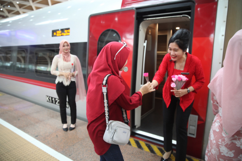 Petugas Kereta Cepat Whoosh sedang membagikan bunga untuk para penumpang whoosh dalam memperingati Hari Kartini (Ashar/SinPo.id)