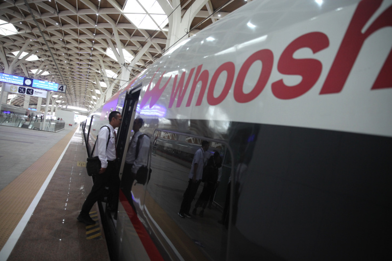 Petugas Kereta Cepat Whoosh sedang membagikan bunga untuk para penumpang whoosh dalam memperingati Hari Kartini (Ashar/SinPo.id)