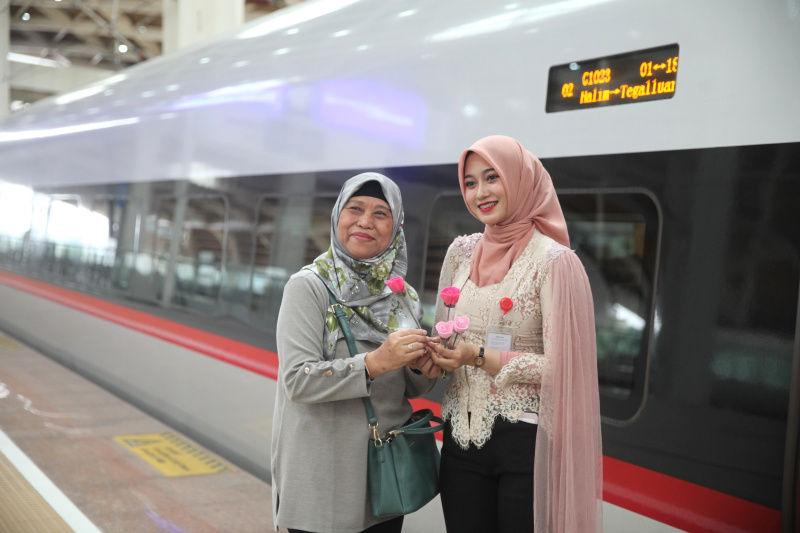 Petugas Kereta Cepat Whoosh sedang membagikan bunga untuk para penumpang whoosh dalam memperingati Hari Kartini (Ashar/SinPo.id)