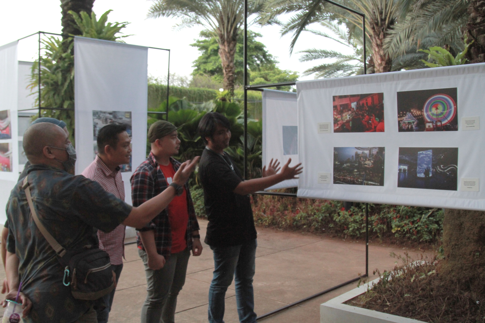 Pewarta foto Jakarta menggelar pameran foto Rekam Jakarta 24+ di lapangan banteng (Ashar/SinPo.id)