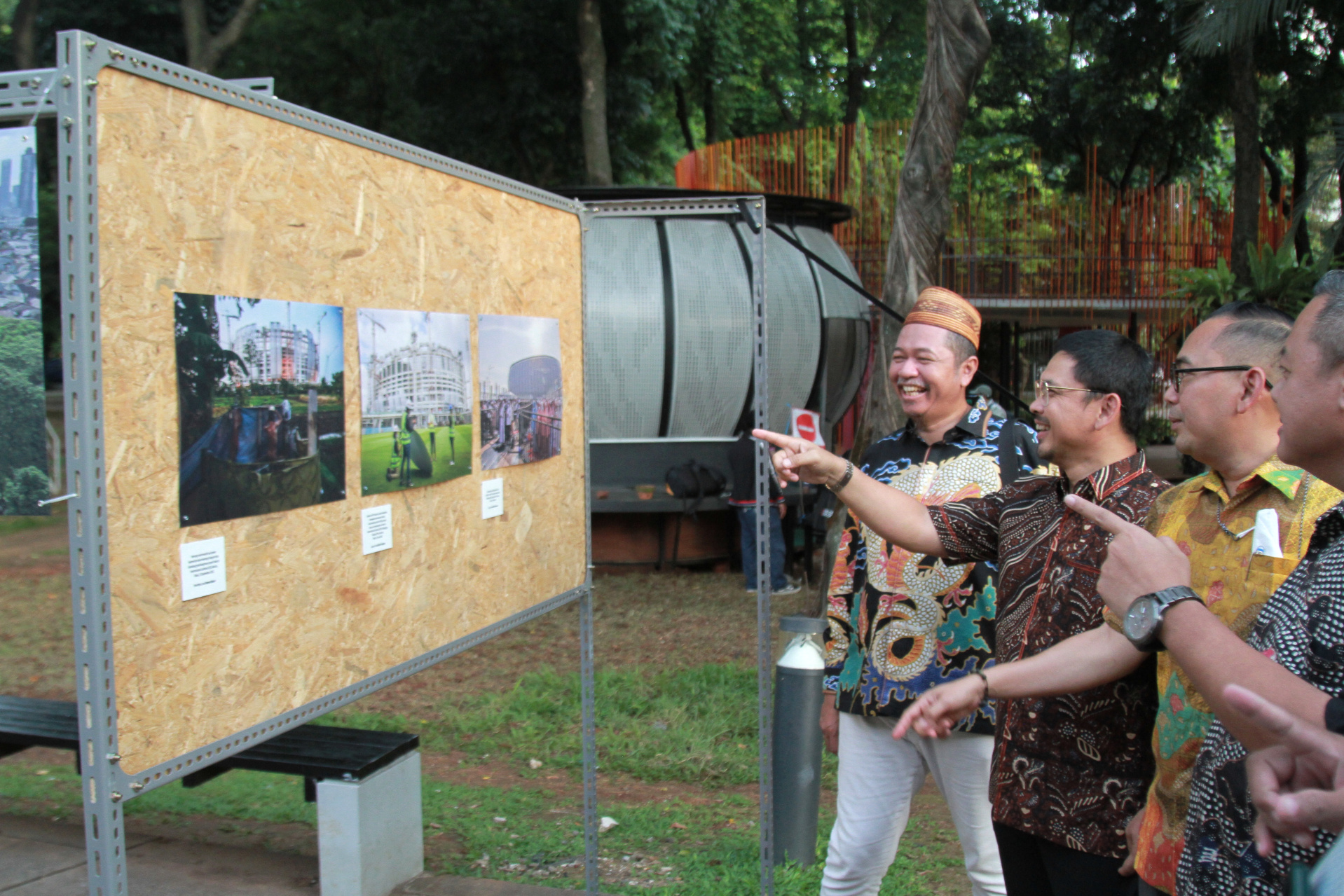 Pewarta foto Jakarta menggelar pameran foto Rekam Jakarta 24+ di lapangan banteng (Ashar/SinPo.id)