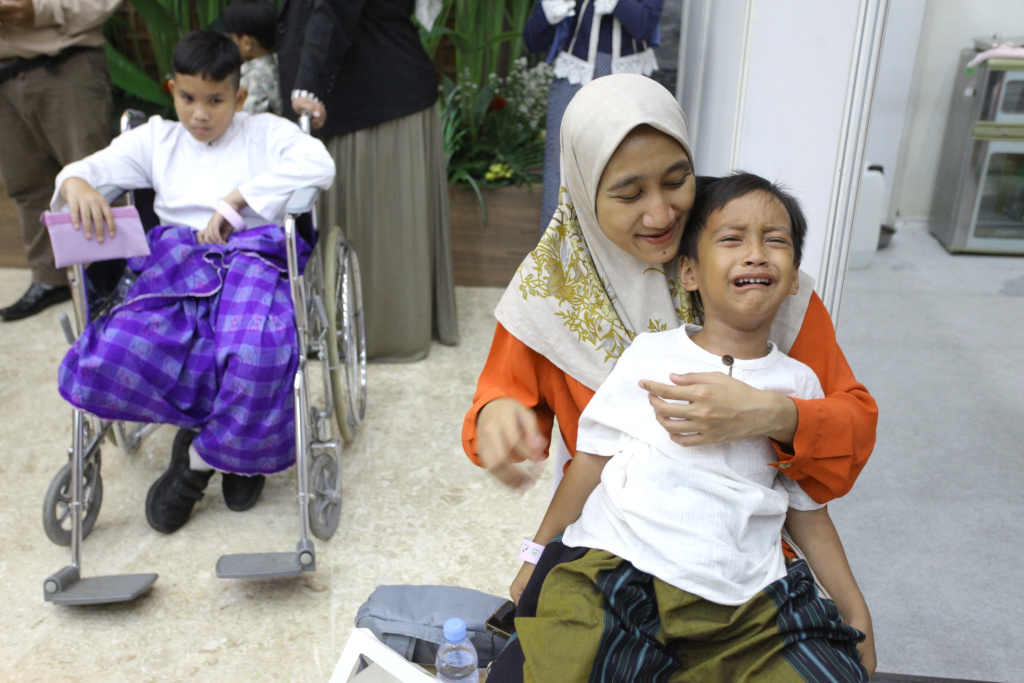 Persaudaraan Istri Anggota (PIA) DPR RI menggelar Khitanan massal dalam rangka peringatan HUT ke-80 DPR RI (Ashar/SinPo.id)