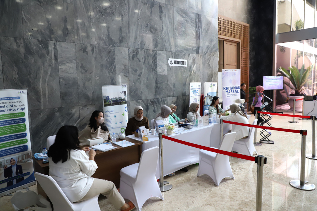 Persaudaraan Istri Anggota (PIA) DPR RI menggelar Khitanan massal dalam rangka peringatan HUT ke-80 DPR RI (Ashar/SinPo.id)