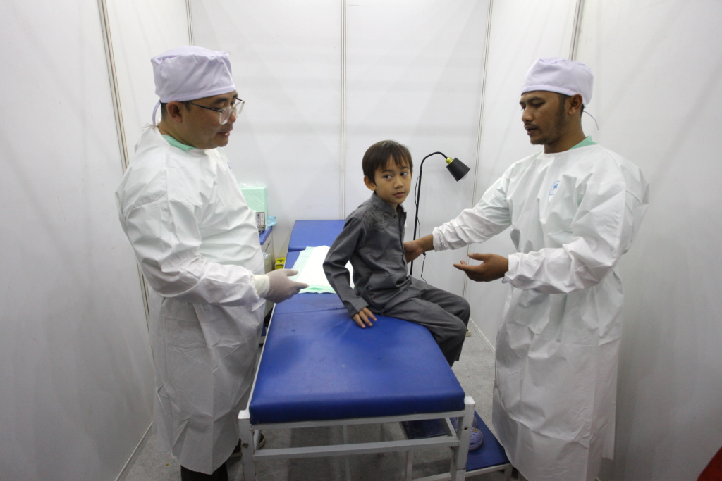 Persaudaraan Istri Anggota (PIA) DPR RI menggelar Khitanan massal dalam rangka peringatan HUT ke-80 DPR RI (Ashar/SinPo.id)