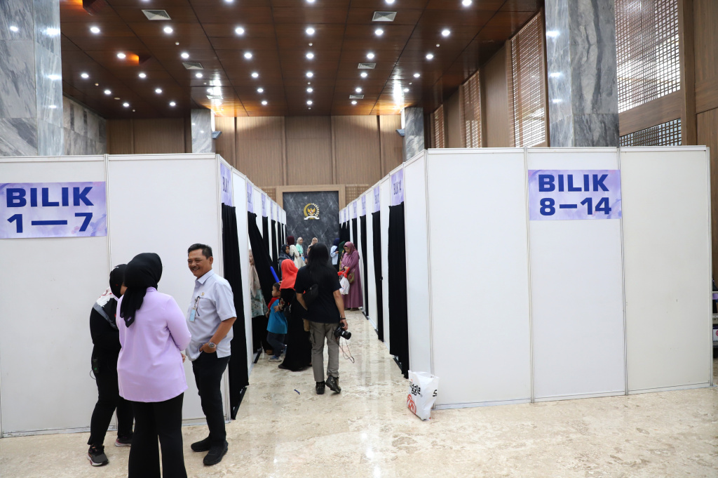 Persaudaraan Istri Anggota (PIA) DPR RI menggelar Khitanan massal dalam rangka peringatan HUT ke-80 DPR RI (Ashar/SinPo.id)