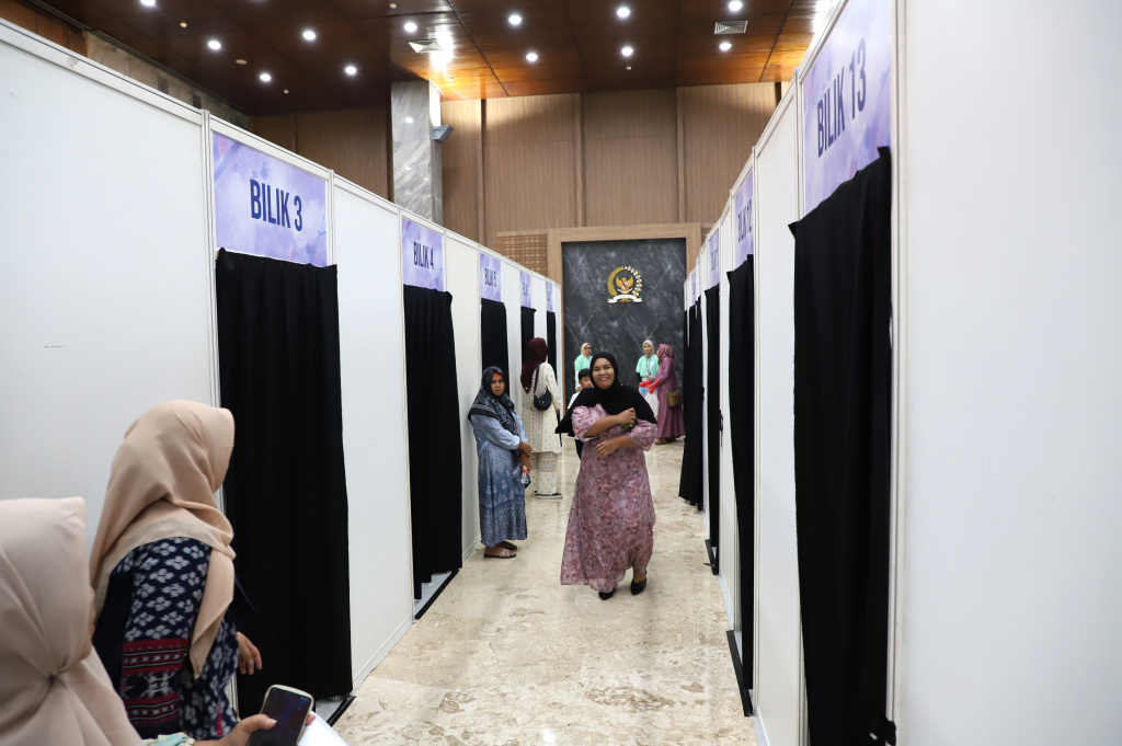 Persaudaraan Istri Anggota (PIA) DPR RI menggelar Khitanan massal dalam rangka peringatan HUT ke-80 DPR RI (Ashar/SinPo.id)