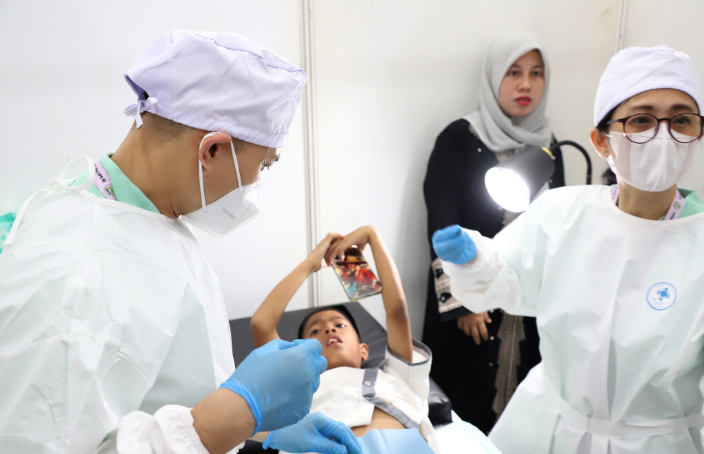 Persaudaraan Istri Anggota (PIA) DPR RI menggelar Khitanan massal dalam rangka peringatan HUT ke-80 DPR RI (Ashar/SinPo.id)