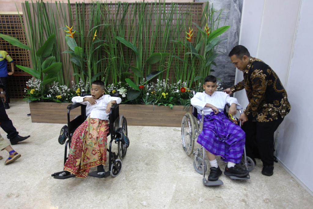 Persaudaraan Istri Anggota (PIA) DPR RI menggelar Khitanan massal dalam rangka peringatan HUT ke-80 DPR RI (Ashar/SinPo.id)