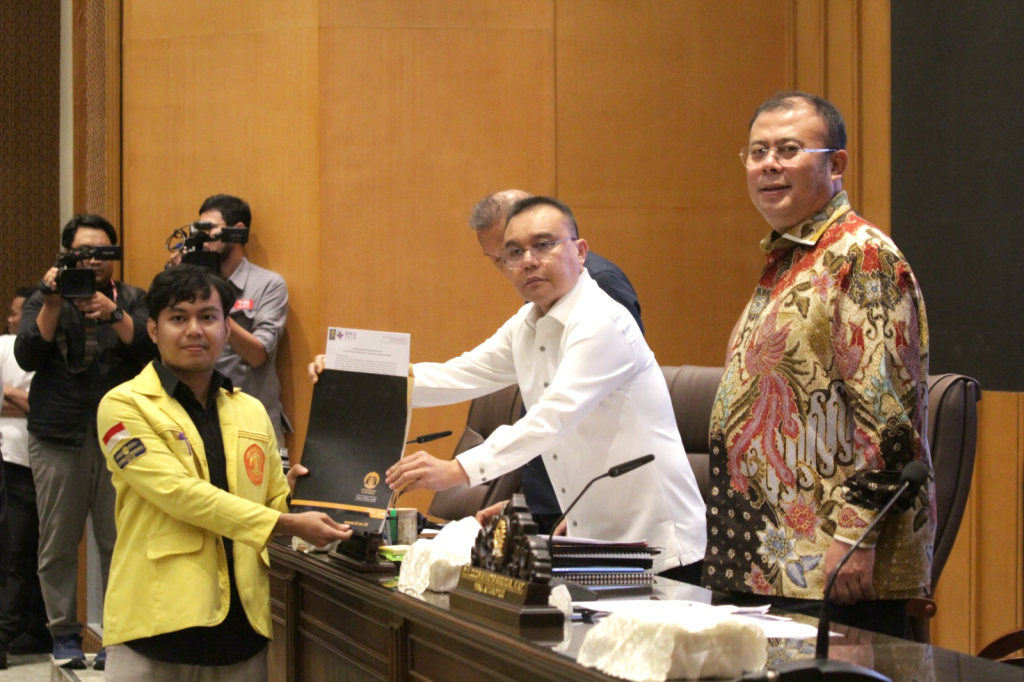 Pimpinan DPR Prof Sufmi Dasco Ahmad menerima audiensi BEM Nusantara di Gedung Nusantara (Ashar/SinPo.id)