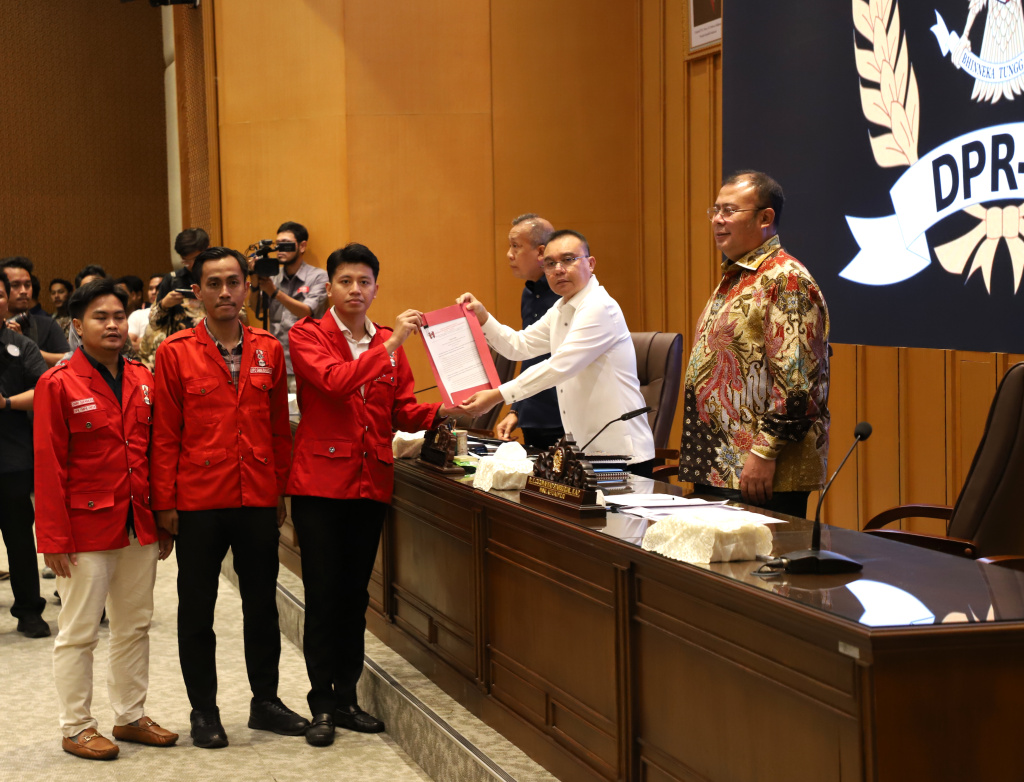 Pimpinan DPR Prof Sufmi Dasco Ahmad menerima audiensi BEM Nusantara di Gedung Nusantara (Ashar/SinPo.id)