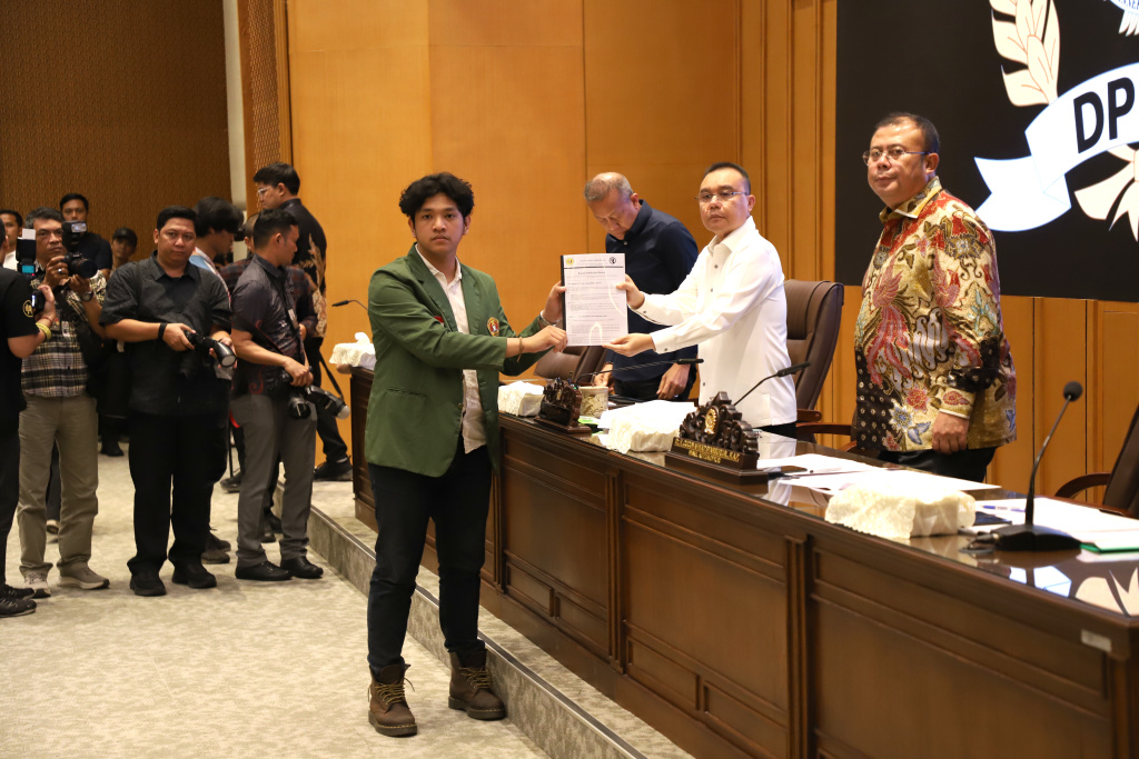 Pimpinan DPR Prof Sufmi Dasco Ahmad menerima audiensi BEM Nusantara di Gedung Nusantara (Ashar/SinPo.id)