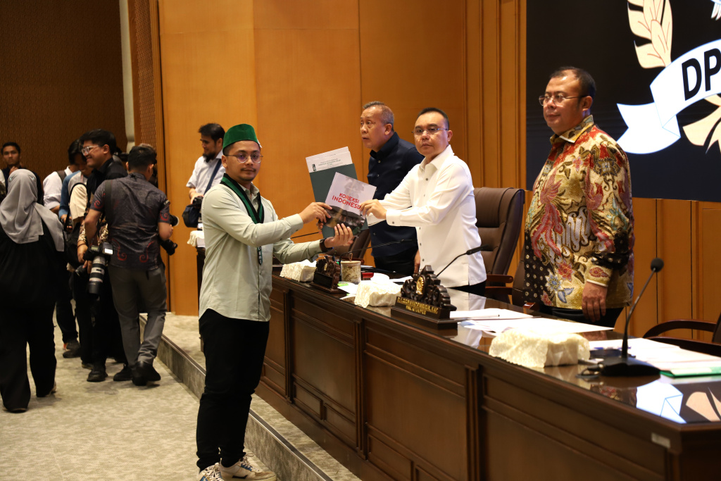 Pimpinan DPR Prof Sufmi Dasco Ahmad menerima audiensi BEM Nusantara di Gedung Nusantara (Ashar/SinPo.id)