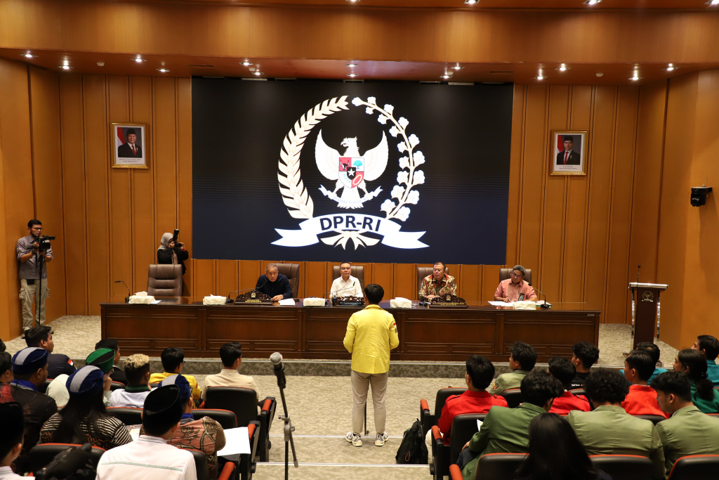 Pimpinan DPR Prof Sufmi Dasco Ahmad menerima audiensi BEM Nusantara di Gedung Nusantara (Ashar/SinPo.id)