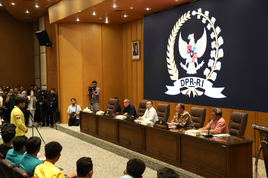 Pimpinan DPR Prof Sufmi Dasco Ahmad menerima audiensi BEM Nusantara di Gedung Nusantara (Ashar/SinPo.id)